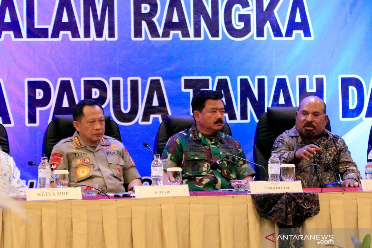 Military, police chiefs meet figures of different faiths in Papua