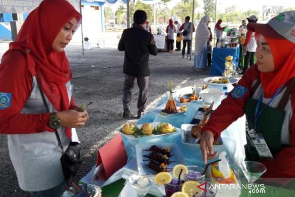 Peserta lomba masak ikan sajikan es krim ikan