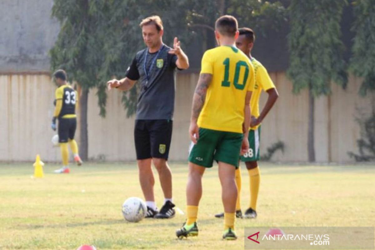 Wolfgang Pikal pimpin latihan Persebaya usai libur jeda kompetisi