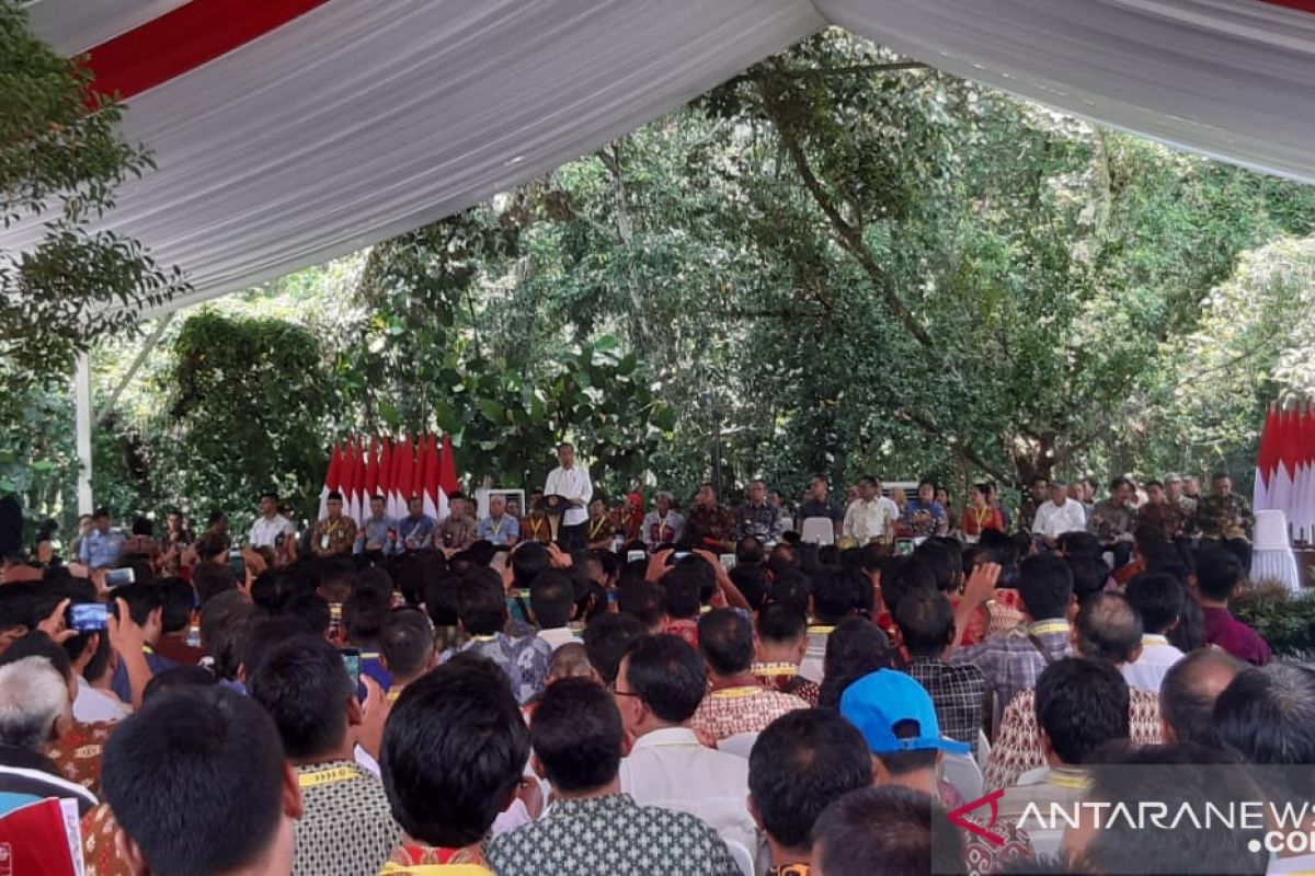 Presiden serahkan Sertifikat TORA dan SK Hutan Adat seluas 19.449 hektare