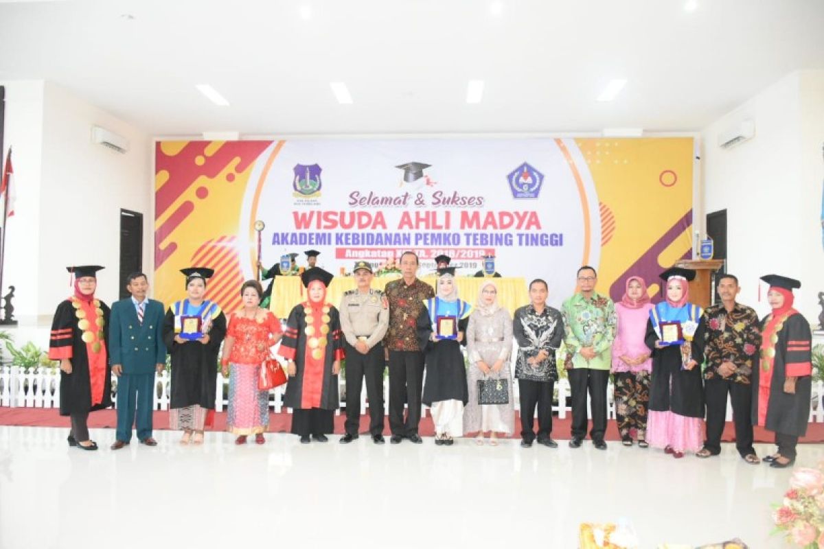 Wisuda Ahli Madya Akbid Pemkot Tebing Tinggi