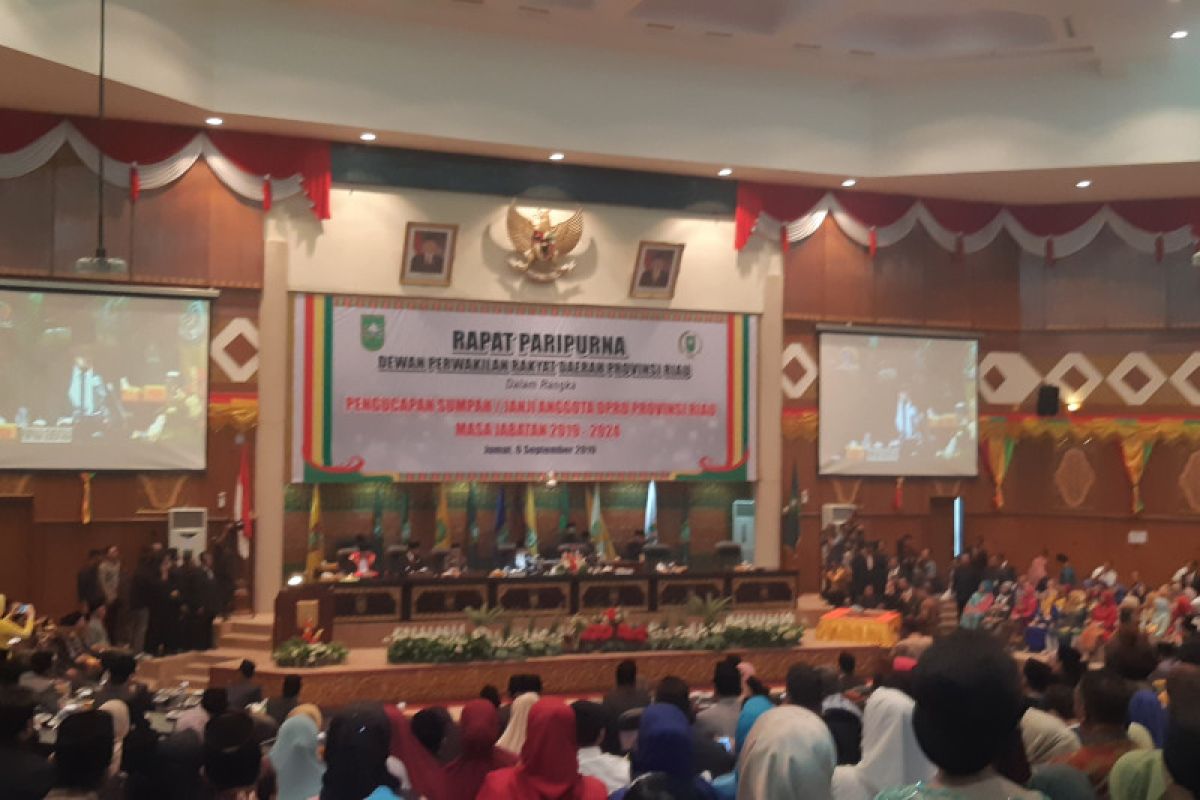 Anggota DPRD Riau periode 2019-2024 resmi dilantik, Sukarmis Ketua DPRD sementara