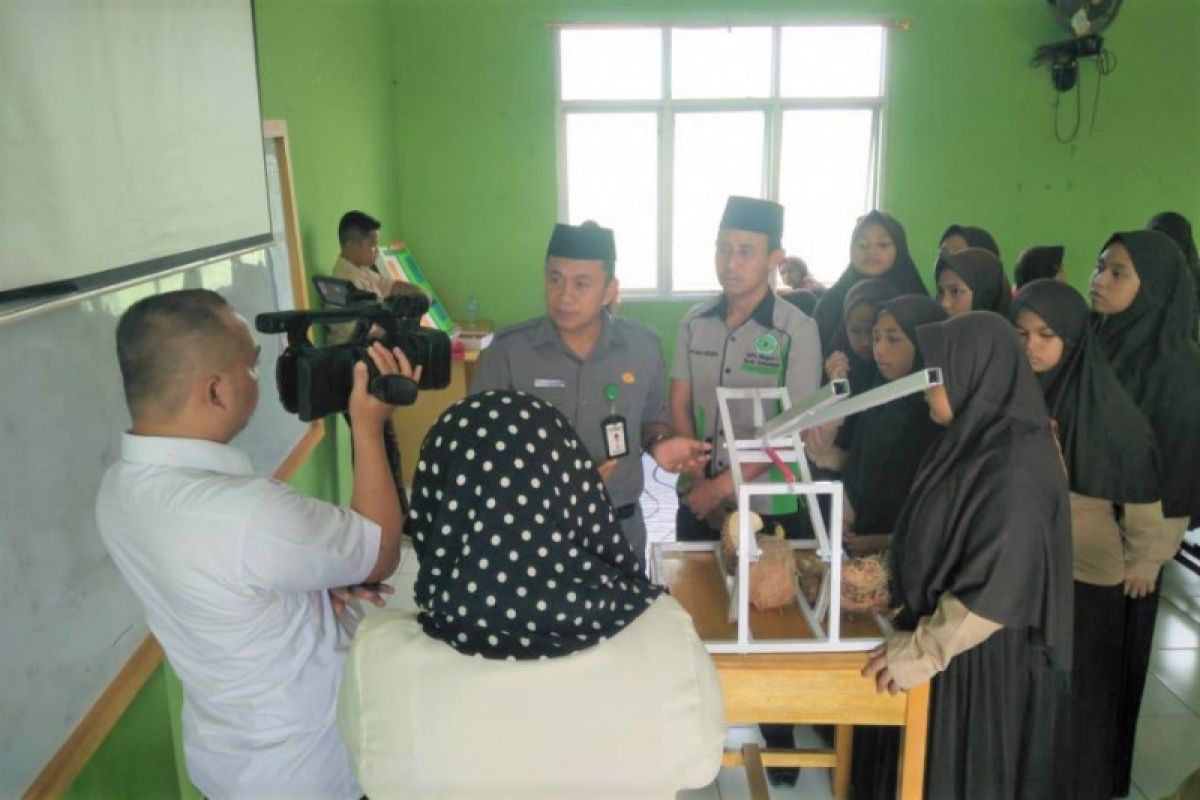 Siswa Madrasah 1 Gorontalo buat alat pembelah durian