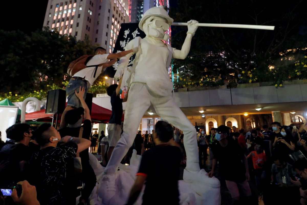 Demonstran pro demokrasi  Hong Kong naikkan patung 
