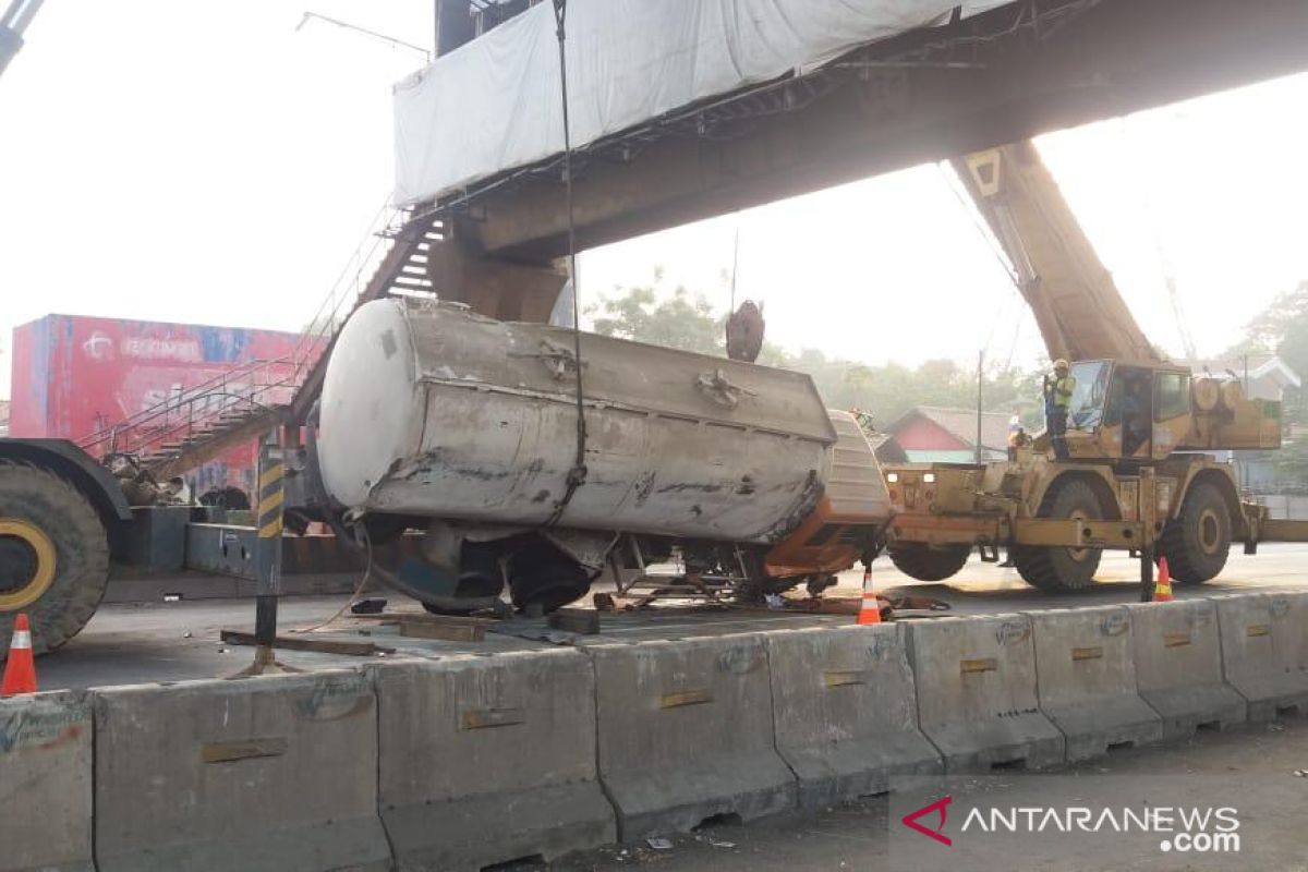 Petugas butuh enam jam evakuasi truk limbah terguling di Cikampek