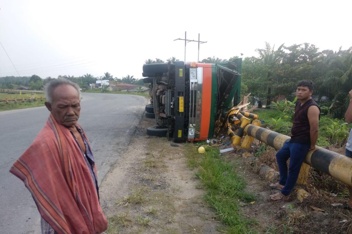 VIDEO - Truk kelapa sawit terguling di Rohil. Begini nasib Burhan sang sopir