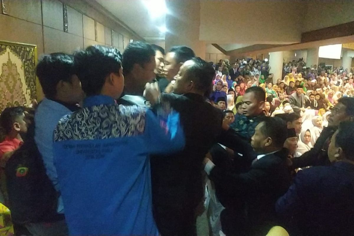 Ricuh, Mahasiswa susupi pelantikan Anggota DPRD Riau