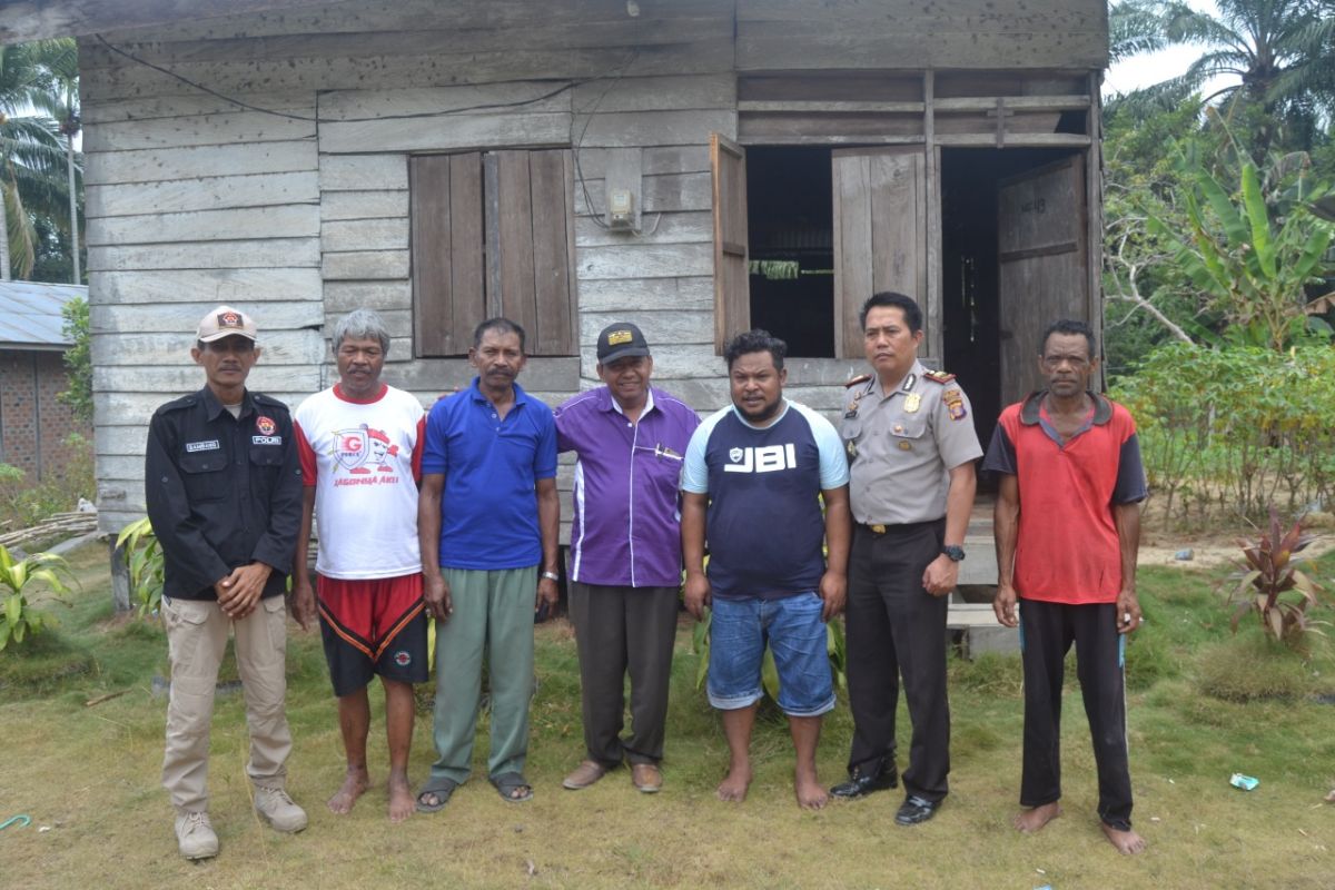 Polres Paser Kunjungi Warga Papua