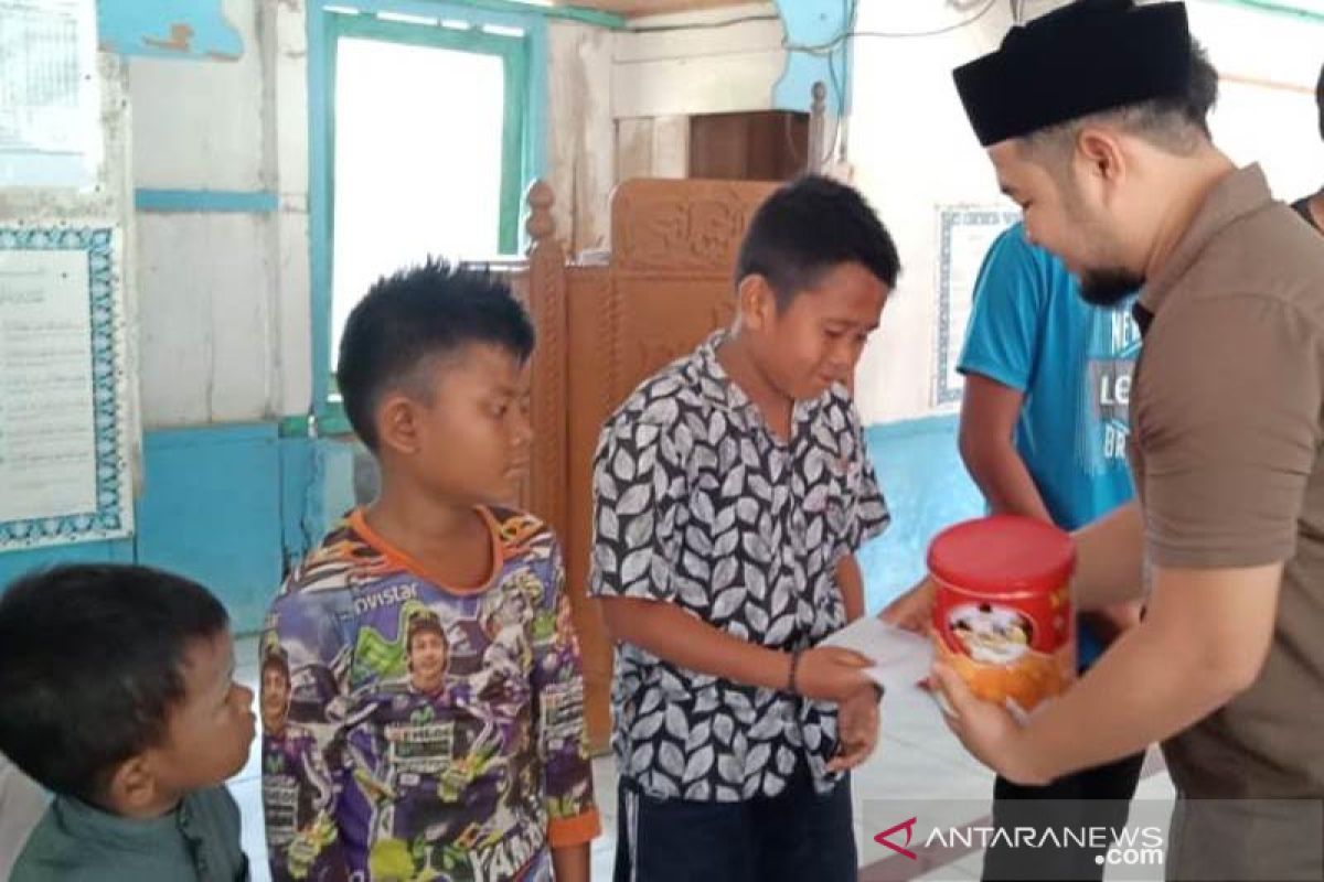 Anggota DPRK Aceh Jaya berikan gaji pertamanya kepada anak yatim