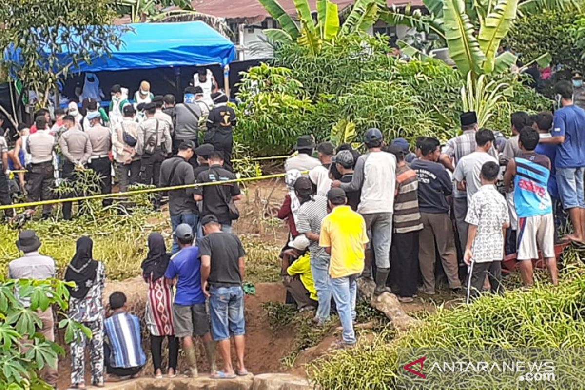 Polisi Dharmasraya bongkar makam untuk otopsi jenazah korban pembunuhan