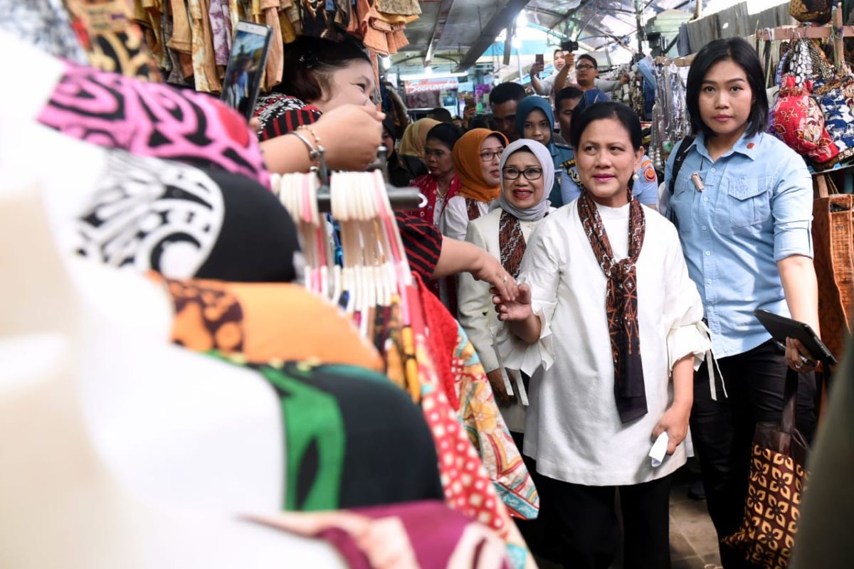 Ibu Negara kunjungi Pasar Beringharjo Yogyakarta