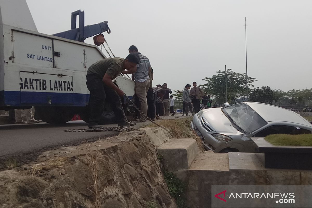 Sebuah mobil timpa kuburan di Tanah Kusir akibat terguling