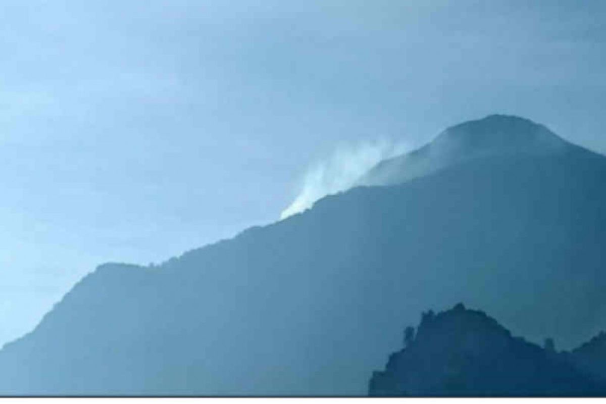 Puncak Gunung Ciremai terbakar