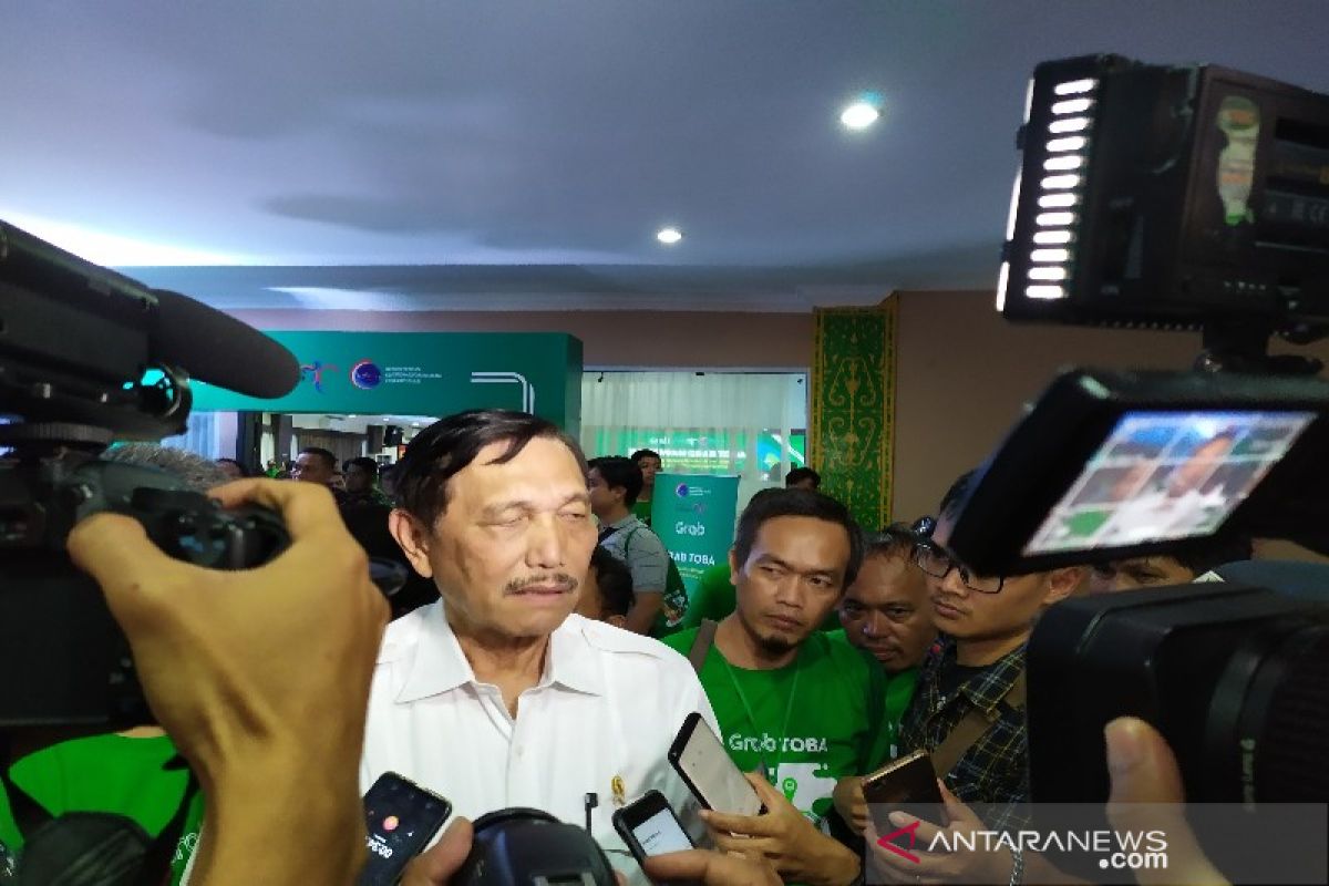 Menko Luhut minta jangan benturkan soal wisata halal di Danau Toba