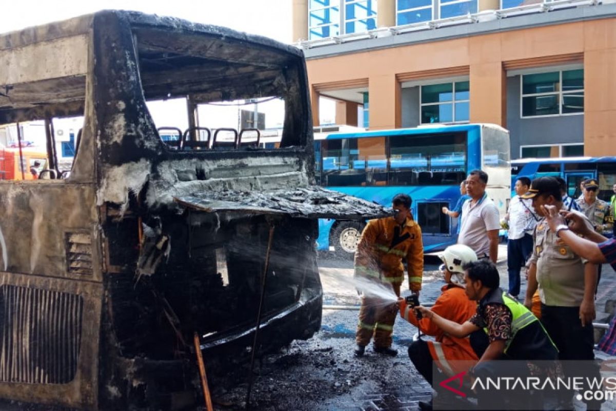 Bus apron Bandara Ngurah Rai terbakar, namun tidak ganggu operasional
