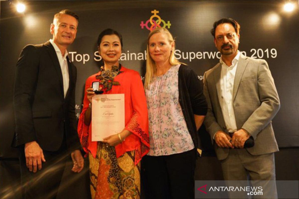 Dirkeu BPJS-TK meraih Asia's Top Sustainability Superwomen di Singapura