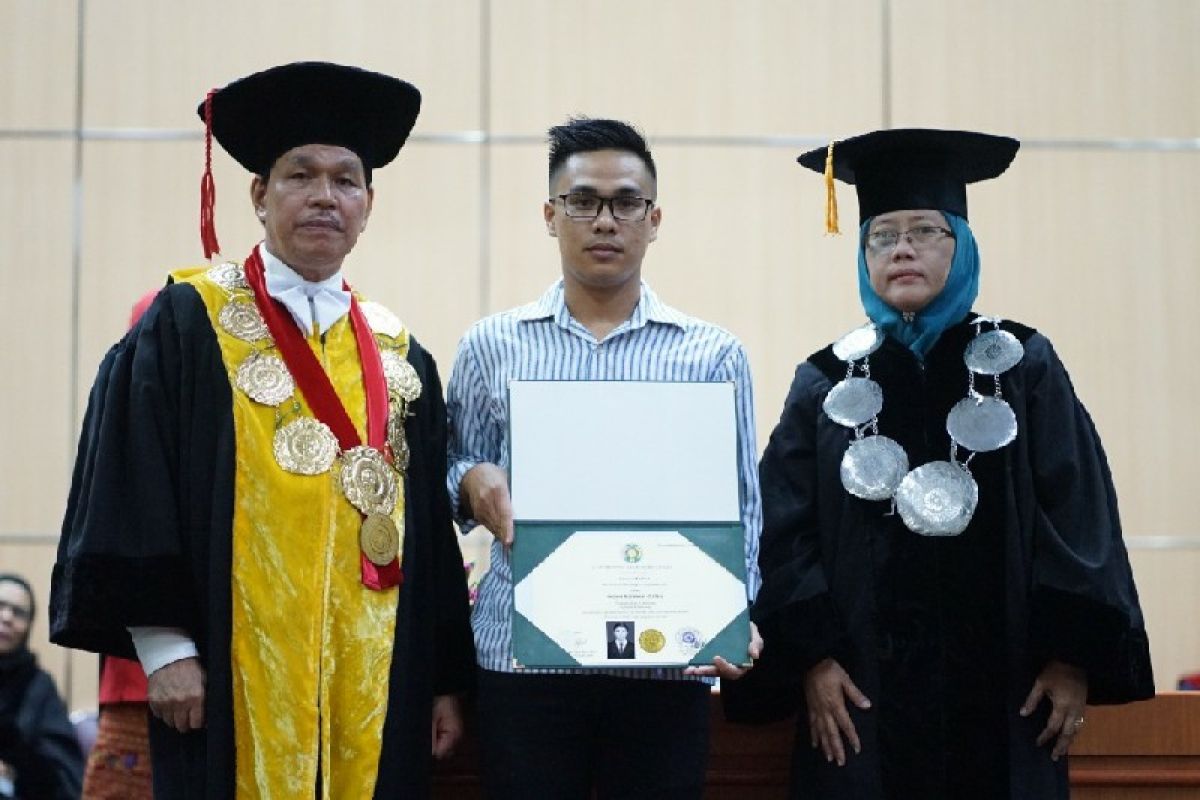 Rektor USU serahkan ijazah kepada keluarga mahasiswa yang meninggal di Aceh Selatan