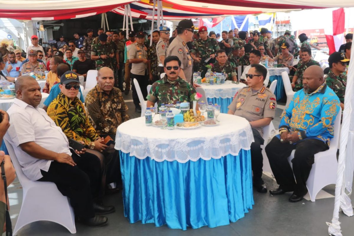 Panglima TNI-Kapolri berlayar bersama tokoh Papua