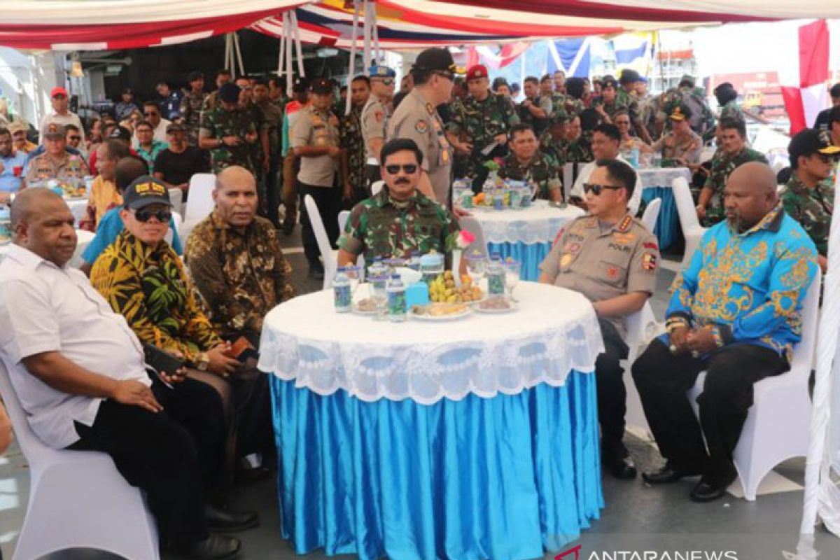 Panglima TNI dan Kapolri berlayar bersama tokoh Papua