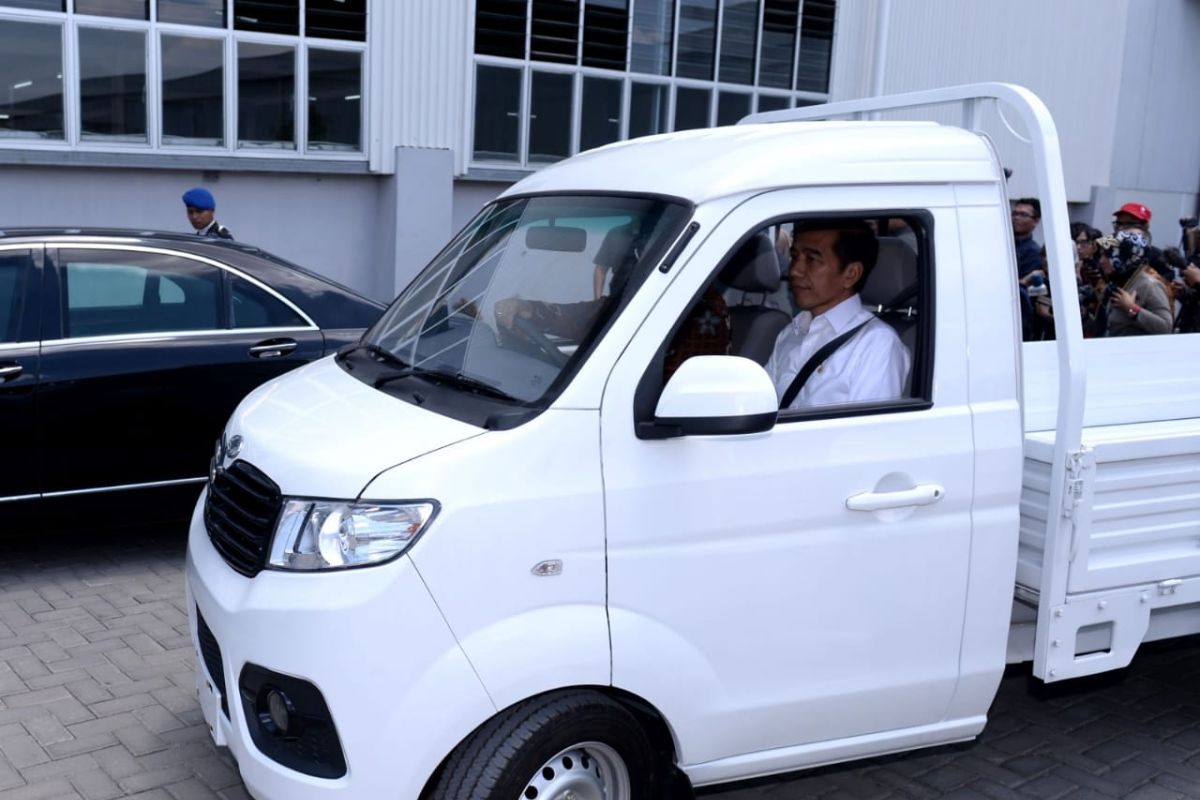 Jokowi ujicoba  mobil bak Bima buatan Esemka