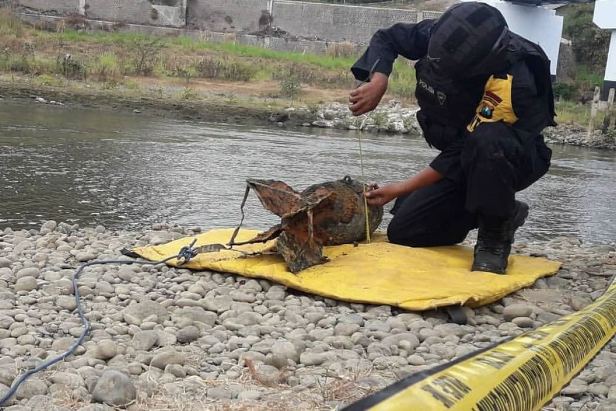 Tim Jibom Brimob evakuasi temuan mortir aktif di Tulungagung