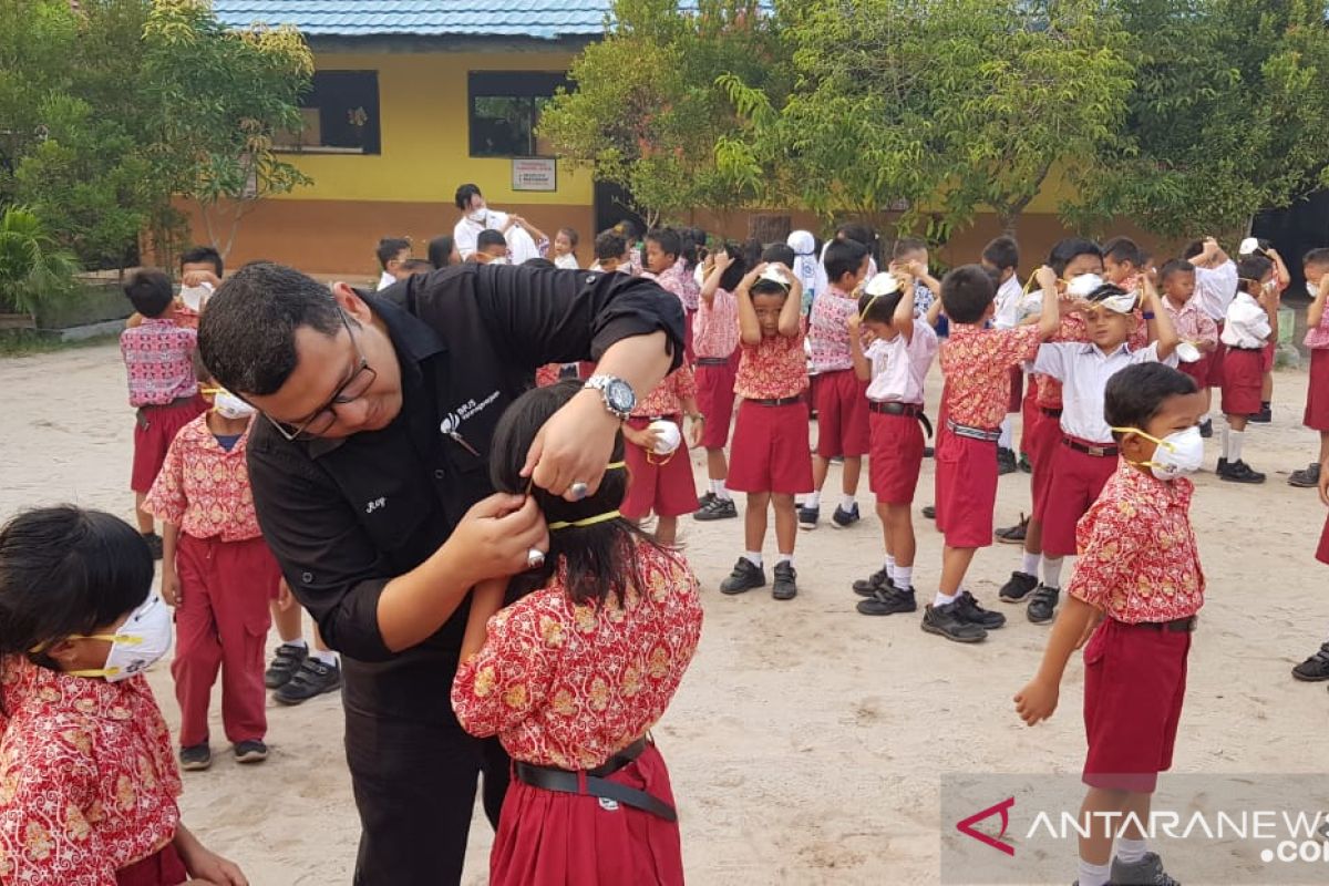 BPJS Ketenagakerjaan bagikan 1.500 masker N95 kepada siswa dan warga Palangka Raya