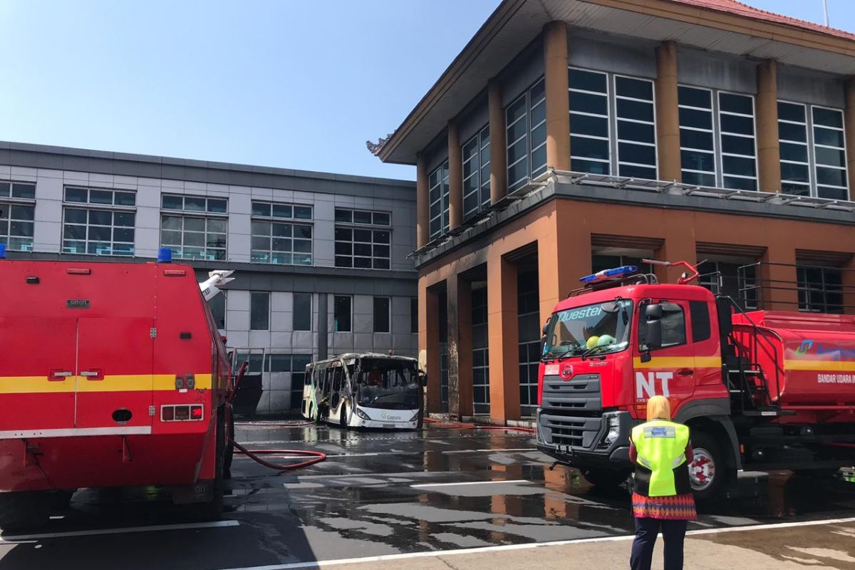 Sebuah bus terbakar  di apron Bandara Ngurah Rai