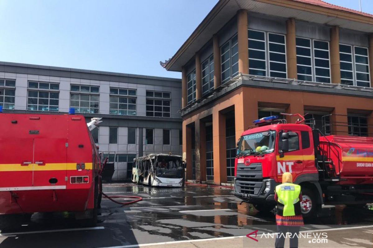 Bus terbakar di apron (GSE)  Bandara Ngurah Rai Bali