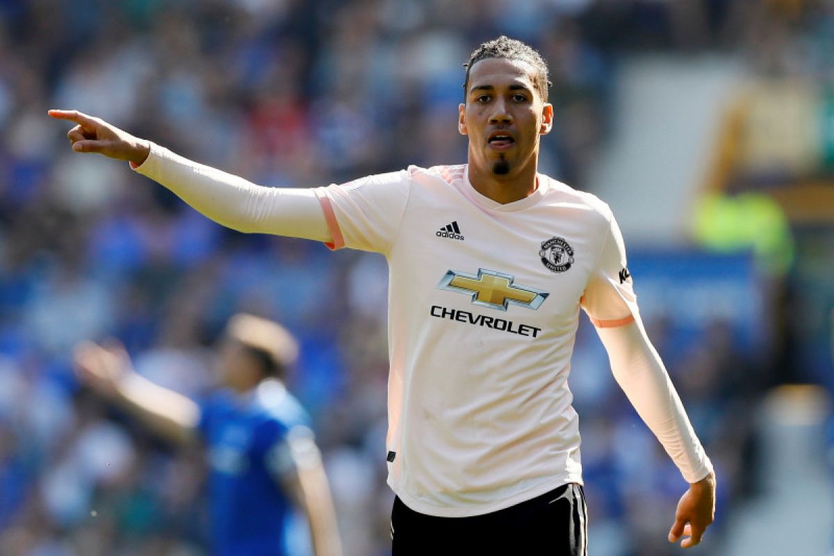 Terlempar dari Man United, Smalling ingin lebih lama di Italia