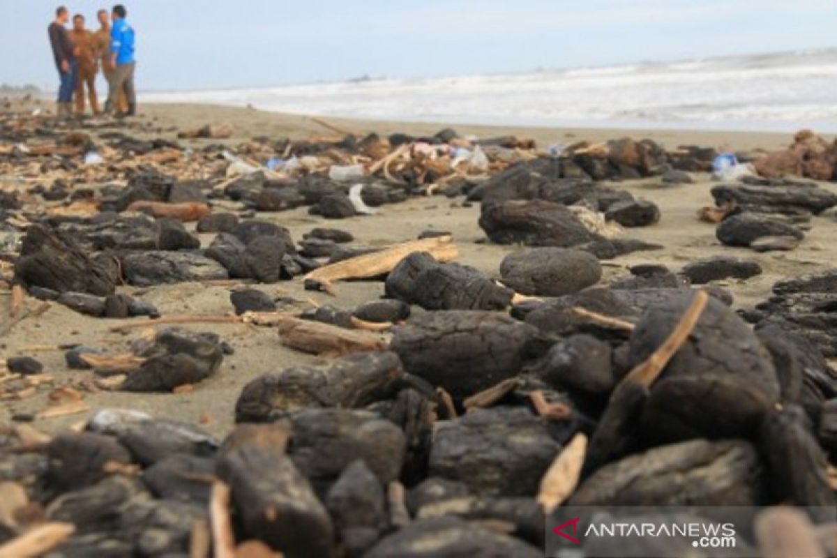 Nelayan keluhkan tumpahan batu bara di pesisir pantai Aceh Barat