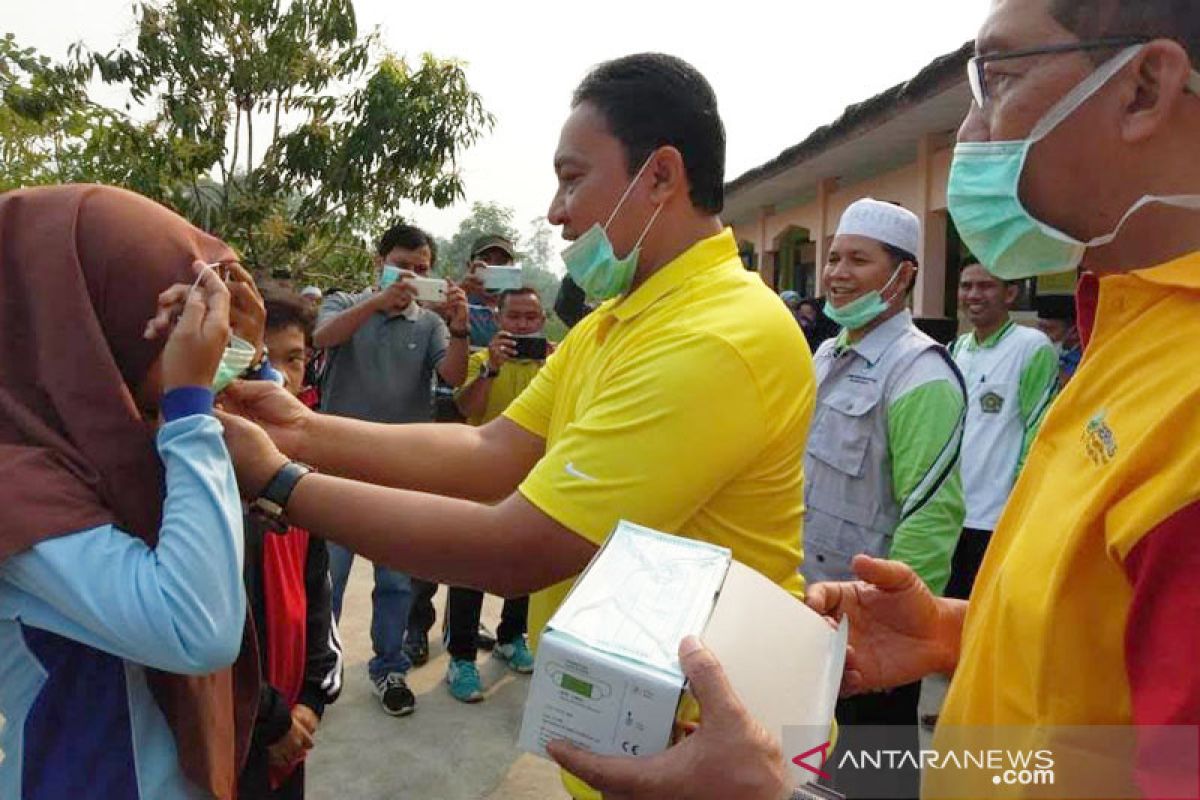 Kualitas udara kian memburuk akibat karhutla, Bupati Pulpis bagikan masker