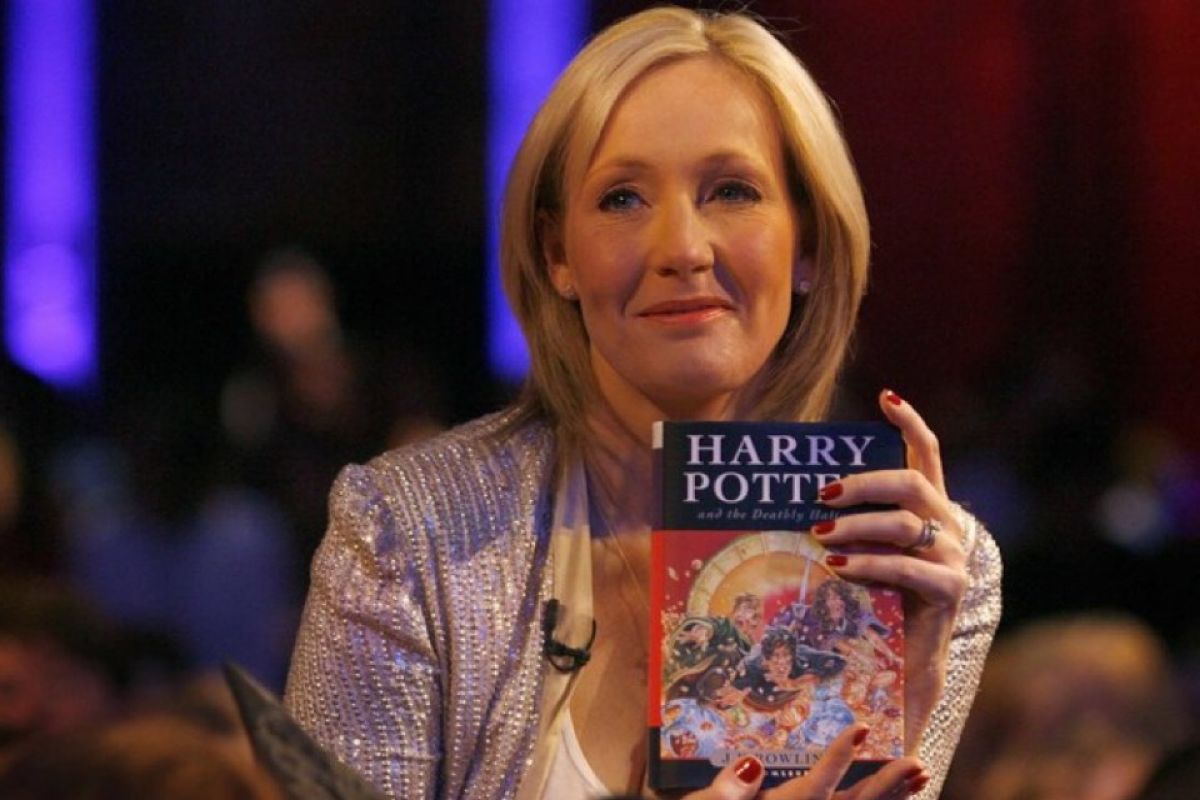 JK Rowling terbitkan dongeng untuk dibaca anak-anak saat penguncian