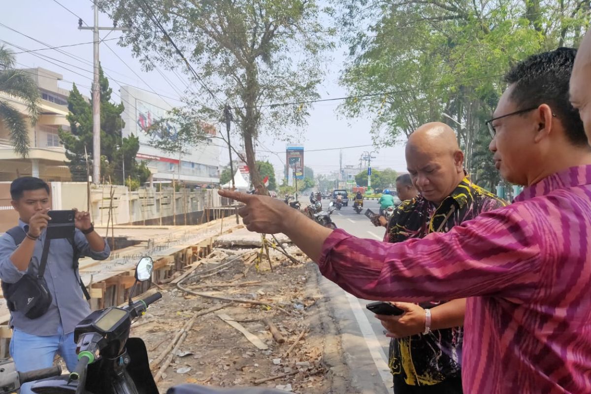 Pemkot Pontianak tata trotoar