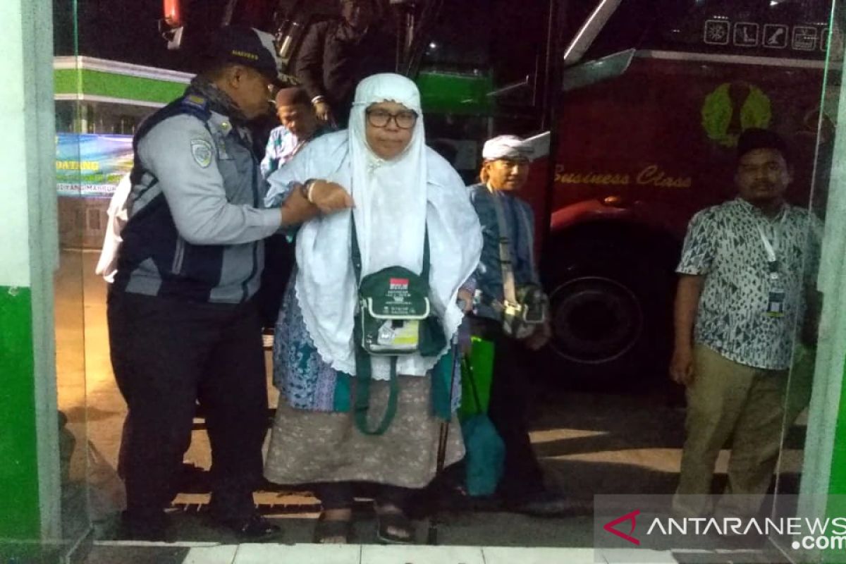 448 jamaah haji  Kloter 21  tiba di Bandara Jambi Sabtu dinihari