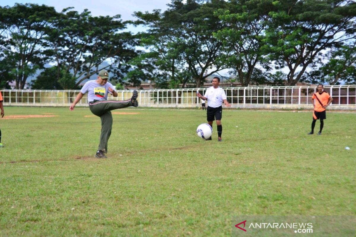 Letkol Akbar buka Turnament Sepak Bola Old Crack U-35 Kodim 0212