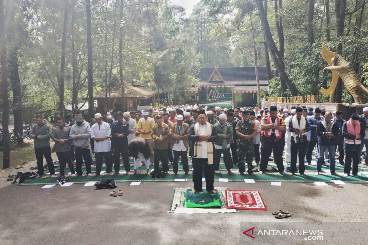 Pedagang kembali salat hajat berjamaah berdoa Tangkuban  Parahu normal