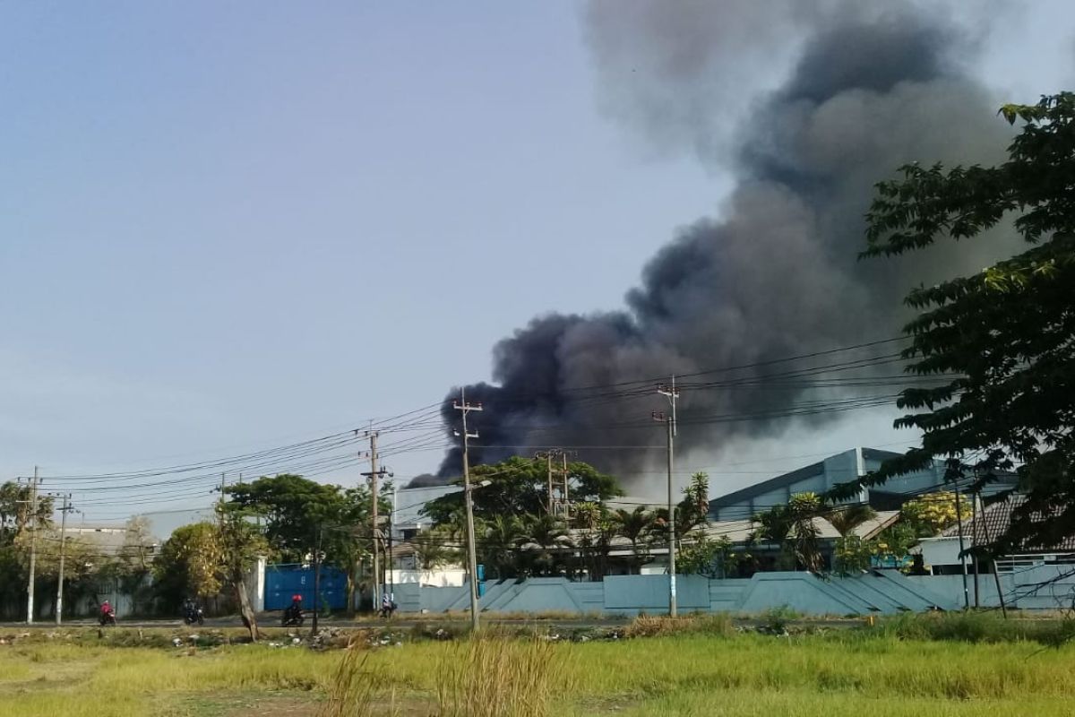 Sebuah gudang di Sidoarjo terbakar
