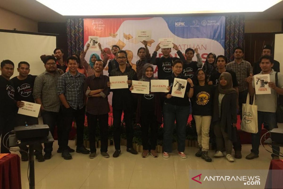 Jurnalis bersama Koalisi Masyarakat Sipil NTB tolak revisi UU KPK