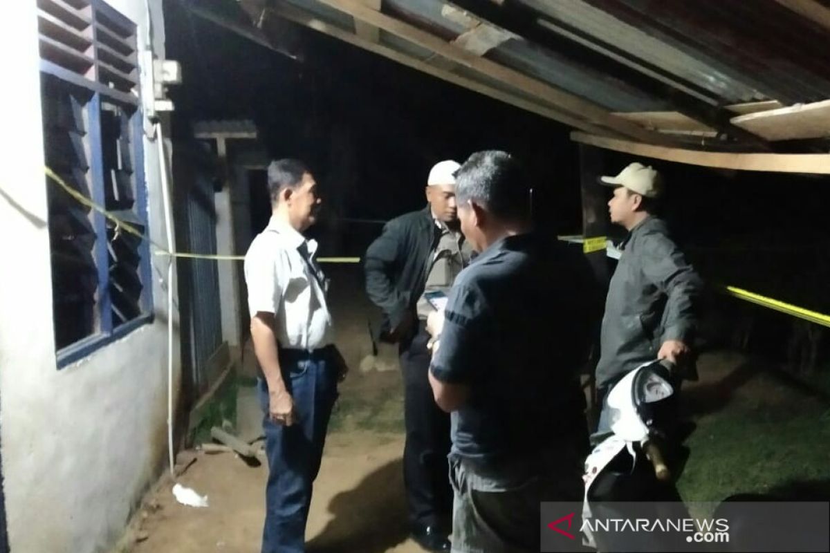 Seorang pria bunuh istri sendiri hebohkan warga Abu Sakim