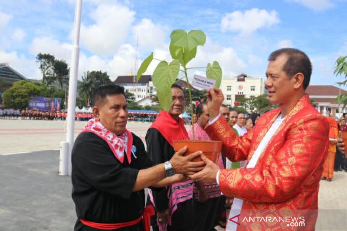 Kepala BNPB serahkan bantuan bibit pohon langka di Ambon