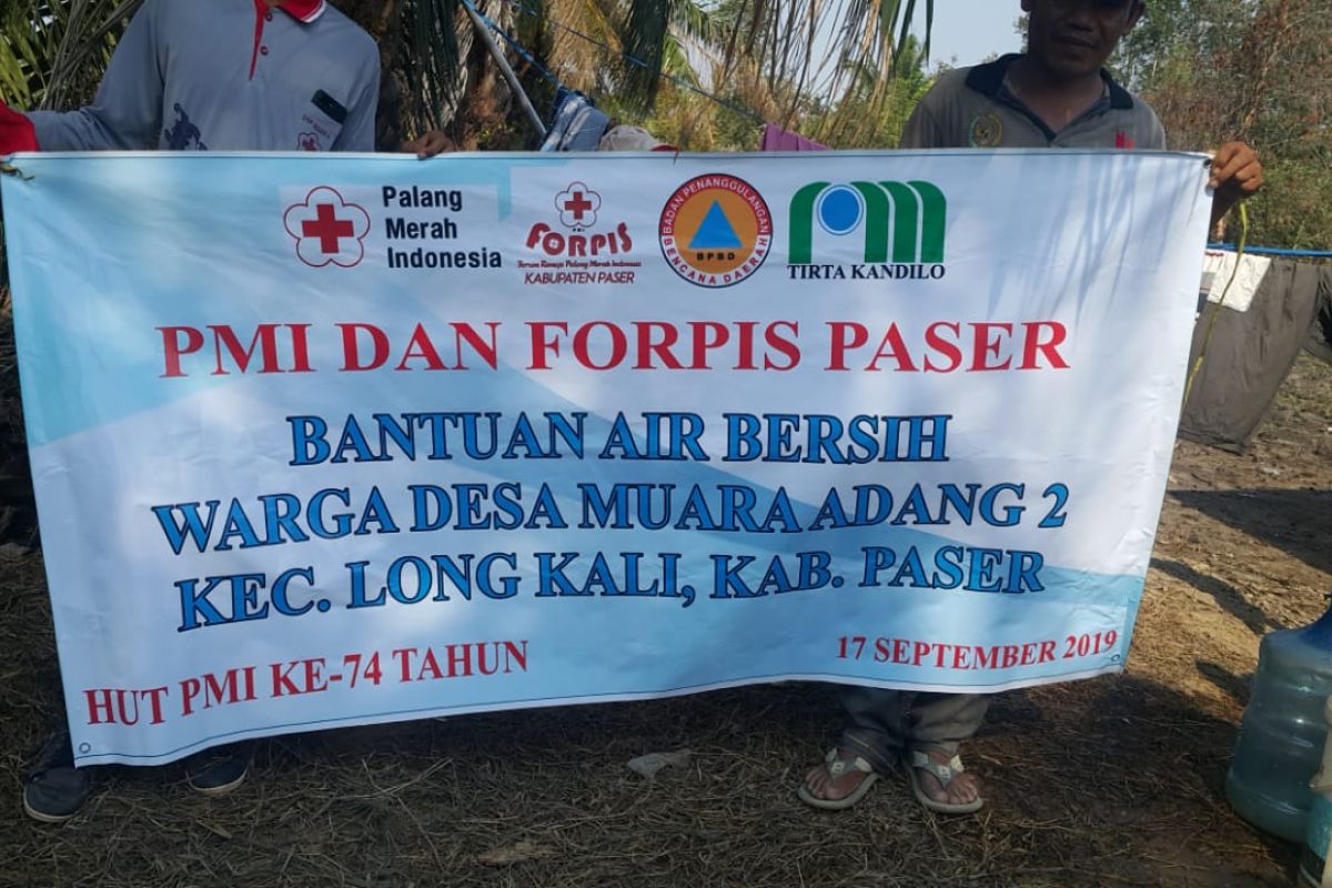 PMI Paser Salurkan Bantuan Air Bersih ke Desa Muara Adang