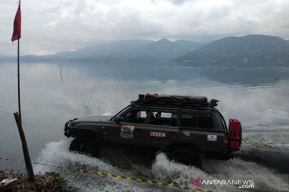 Offroader jajal medan tepi Danau Lut Tawar