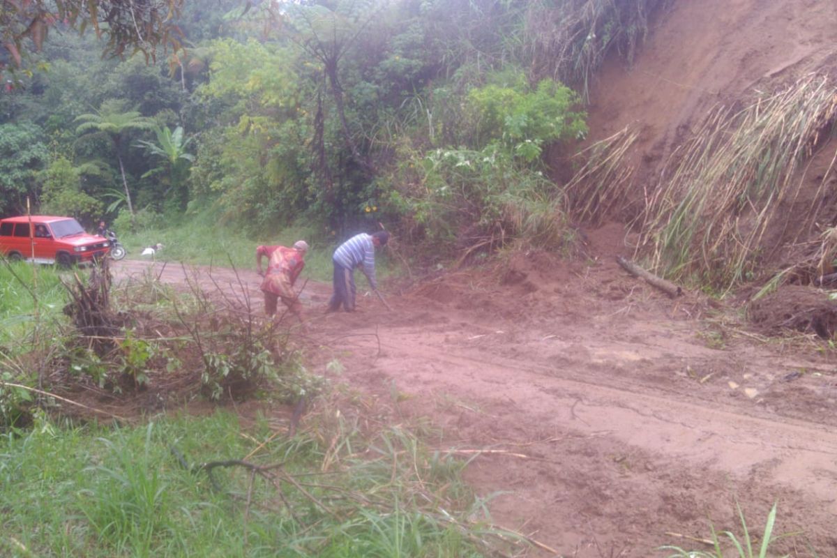 Longsor Sepanjang Delapan Meter Tutupi Jalan di Agam