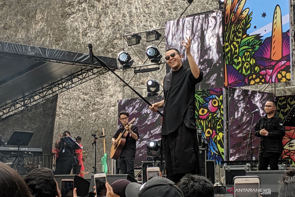 Penyanyi Tulus tersenyum lebar di Bali dalam Soundrenaline 2019