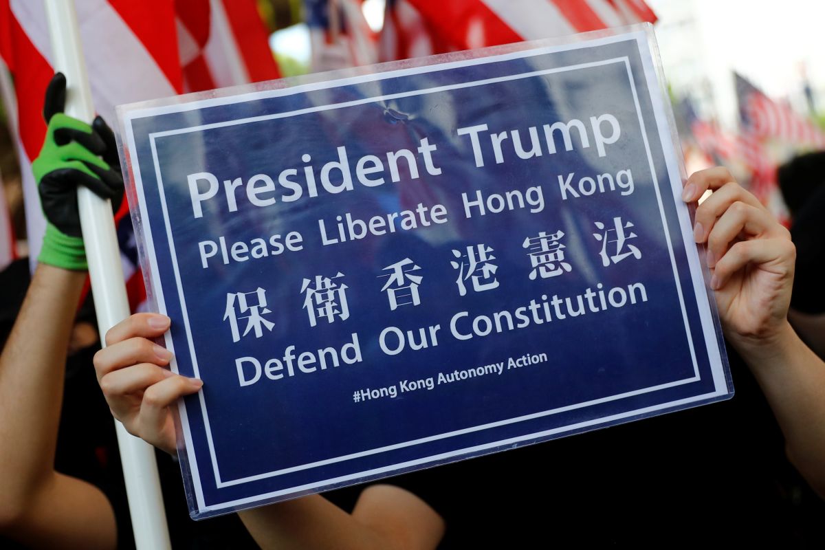 Pemrotes Hong Kong bawa pesan demokrasi mereka ke Konsulat AS
