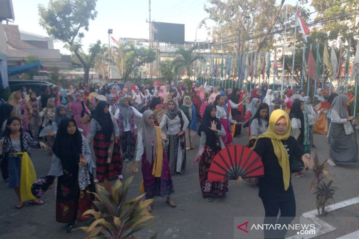 Komunitas Indonesia Pa'rasanganta latihan tari hadapi flashmob tarian tradisional