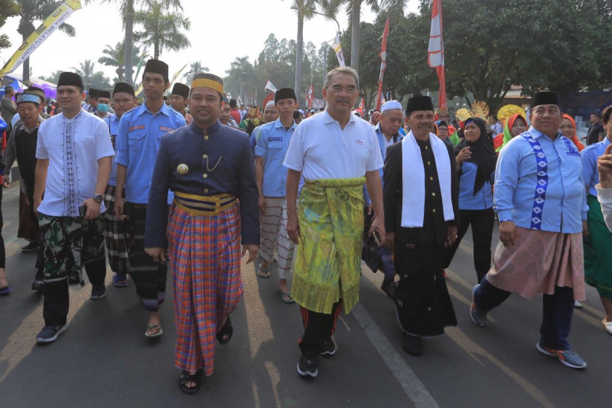 Pawai Sarungan Nusantara diikuti ribuan orang