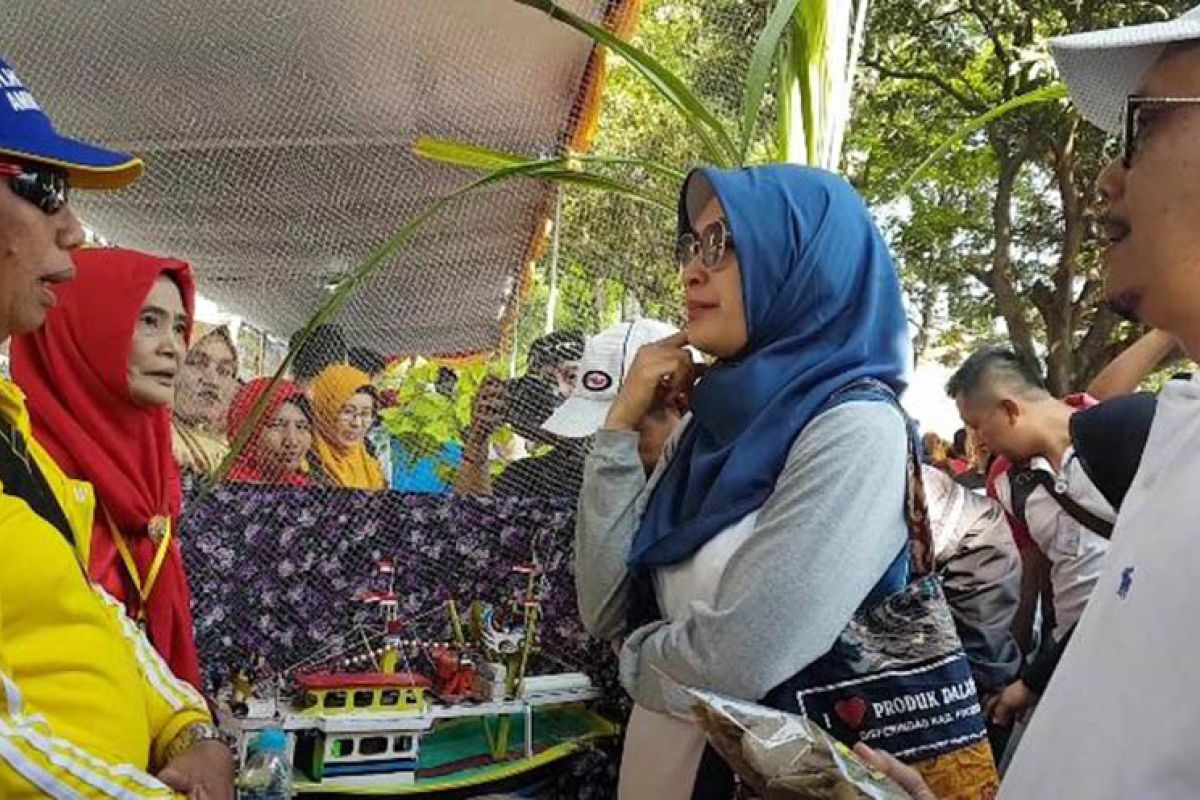 Kurangi limbah plastik, Pemkab Probolinggo bagikan tas daur ulang