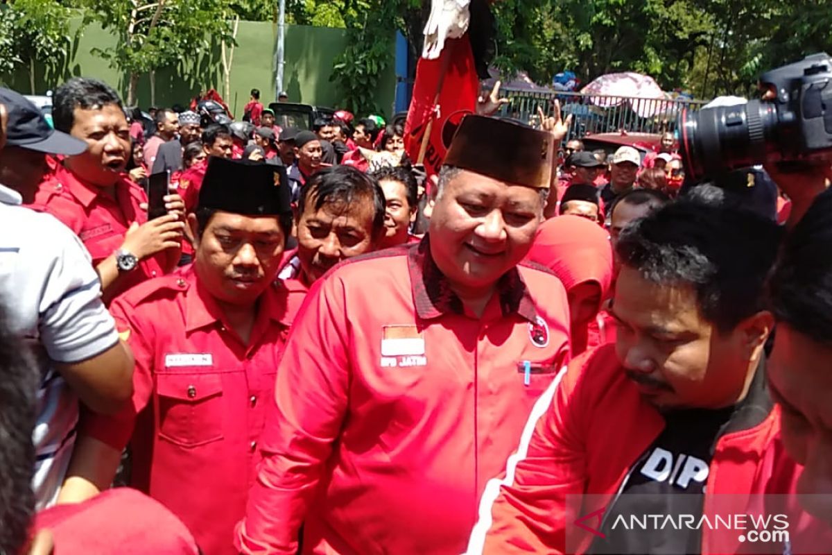 Ratusan kader PDIP antarkan Whisnu ambil formulir pendaftaran cawali Surabaya