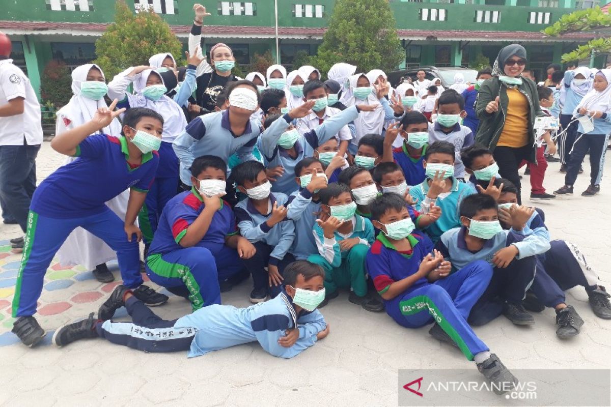 DPRD dan PWI Kotim bagikan 2.000 masker
